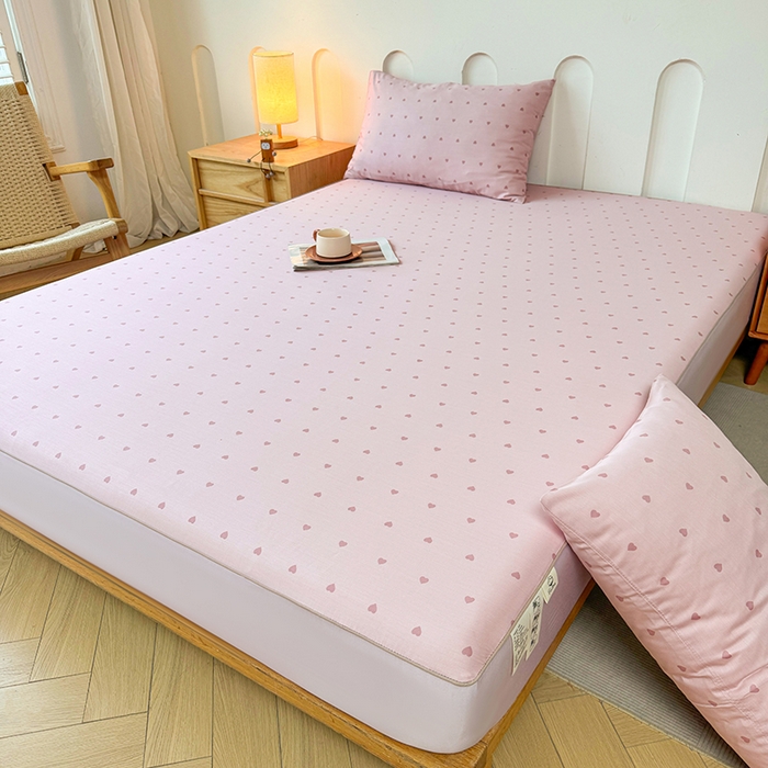 91家纺网 家纺一手货源 找家纺 笠裙家纺 2025新款进口凉感莱赛尔天丝床笠套三件套 爱心粉