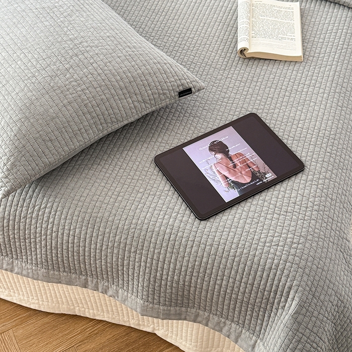 91家纺网 家纺一手货源 找家纺 期遇家居 2025新款60支床盖极简直条绗缝韩国砂洗染色双面全棉纯棉床盖 极简砂洗灰