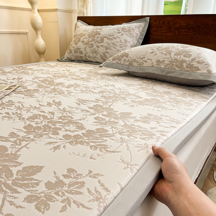 91家纺网 家纺一手货源 找家纺 宜代光年 2025新款冷凝丝提花凉席多功能地垫 凉感繁花床垫-咖