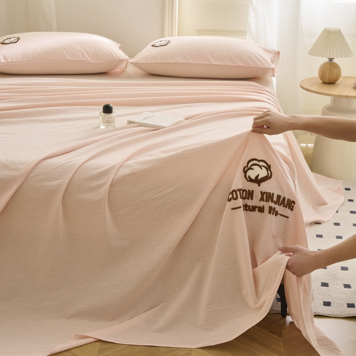91家纺网 家纺一手货源 找家纺 早晨家纺 2025新款色织纯棉水洗棉毛巾绣床单 流年床单-浅粉