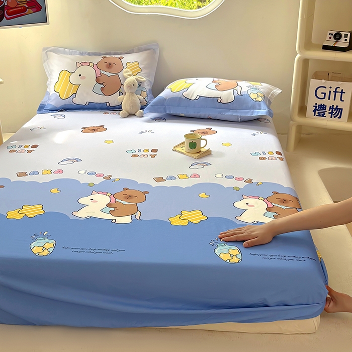 91家纺网 家纺一手货源 找家纺 浩诚 2025新款卡皮巴拉原创IP全棉纯棉大版单床笠单枕套床笠枕套单件-有作品登记证书 旋转巴拉