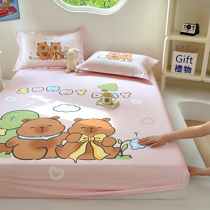 91家纺网 家纺一手货源 找家纺 浩诚 2025新款卡皮巴拉原创IP全棉纯棉大版单床笠单枕套床笠枕套单件-有作品登记证书 阳光巴拉