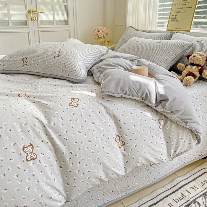 91家纺网 家纺一手货源 找家纺 金丝兔 2025新款ins小清新柔软亲肤水洗棉夹棉床盖四件套 直播爆款 小樱结-灰