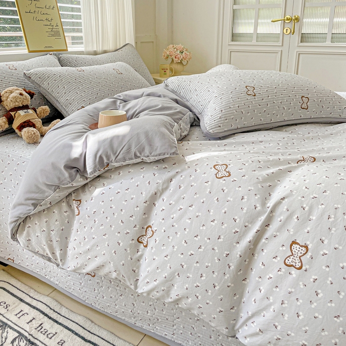 91家纺网 家纺一手货源 找家纺 金丝兔 2025新款ins小清新柔软亲肤水洗棉夹棉床盖四件套 直播爆款 小樱结-灰