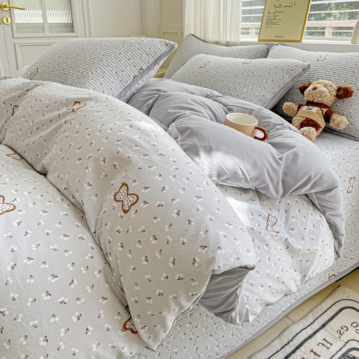 91家纺网 家纺一手货源 找家纺 金丝兔 2025新款ins小清新柔软亲肤水洗棉夹棉床盖四件套 直播爆款 小樱结-灰
