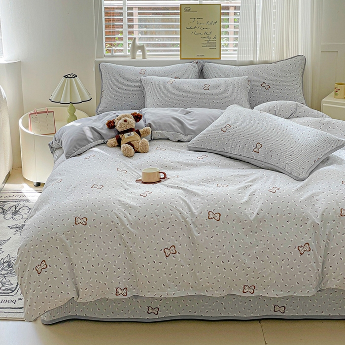 91家纺网 家纺一手货源 找家纺 金丝兔 2025新款ins小清新柔软亲肤水洗棉夹棉床盖四件套 直播爆款 小樱结-灰