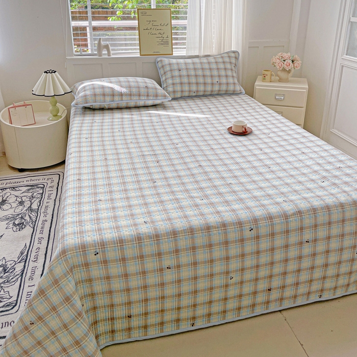 91家纺网 家纺一手货源 找家纺 金丝兔 2025新款ins小清新柔软亲肤水洗棉夹棉床盖四件套 直播爆款 樱桃小格