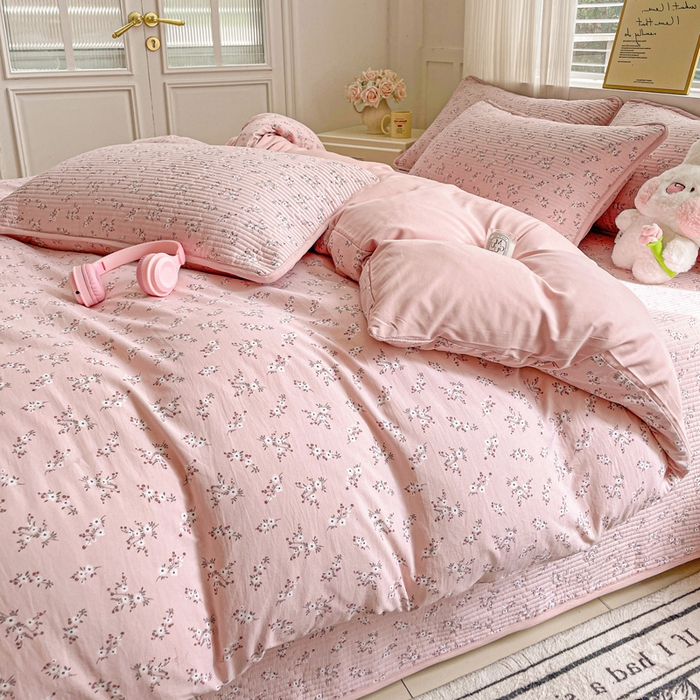 91家纺网 家纺一手货源 找家纺 金丝兔 2025新款ins小清新柔软亲肤水洗棉夹棉床盖四件套 直播爆款 允棠-粉