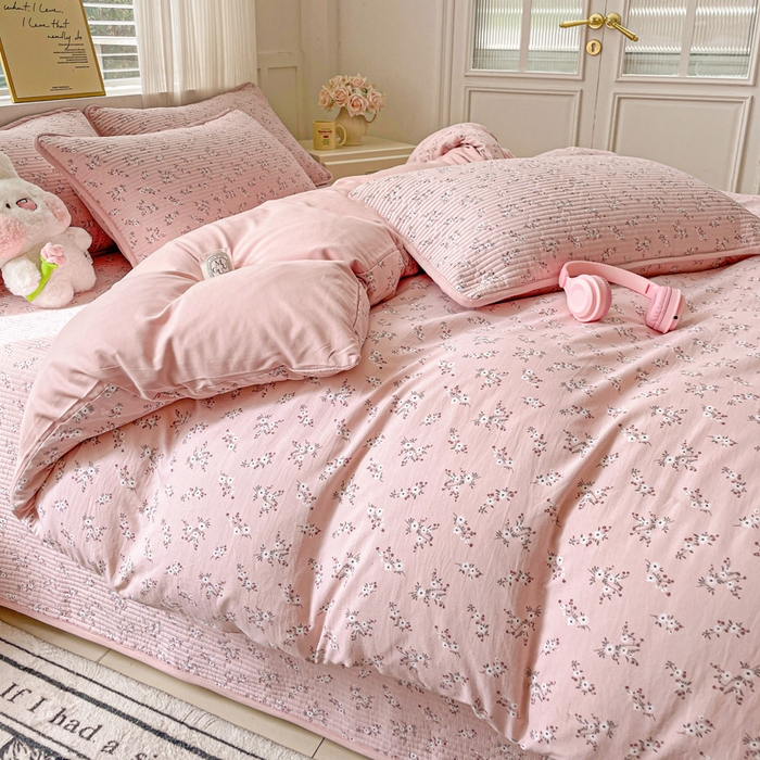91家纺网 家纺一手货源 找家纺 金丝兔 2025新款ins小清新柔软亲肤水洗棉夹棉床盖四件套 直播爆款 允棠-粉