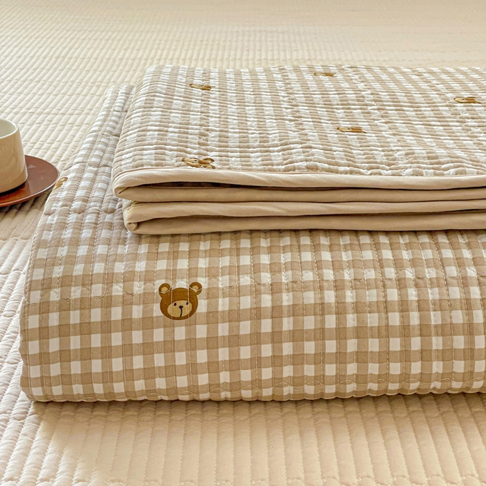 91家纺网 家纺一手货源 找家纺 金丝兔 2025新款小清新亲肤印花水洗棉单床盖 夹棉床盖 床盖三件套 呆呆熊