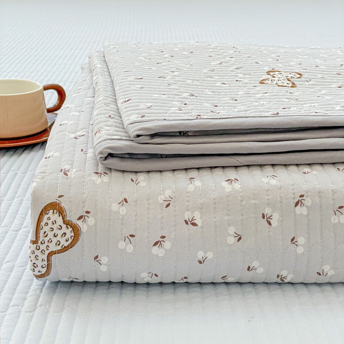 91家纺网 家纺一手货源 找家纺 金丝兔 2025新款小清新亲肤印花水洗棉单床盖 夹棉床盖 床盖三件套 小樱结-灰