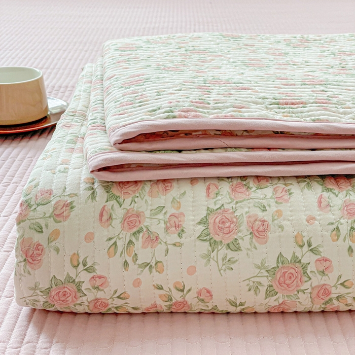 91家纺网 家纺一手货源 找家纺 金丝兔 2025新款小清新亲肤印花水洗棉单床盖 夹棉床盖 床盖三件套 巴黎恋人