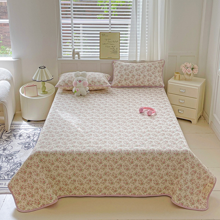 91家纺网 家纺一手货源 找家纺 金丝兔 2025新款小清新亲肤印花水洗棉单床盖 夹棉床盖 床盖三件套 巴黎恋人