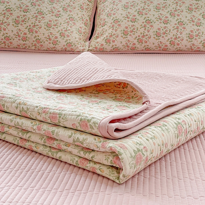 91家纺网 家纺一手货源 找家纺 金丝兔 2025新款小清新亲肤印花水洗棉单床盖 夹棉床盖 床盖三件套 巴黎恋人