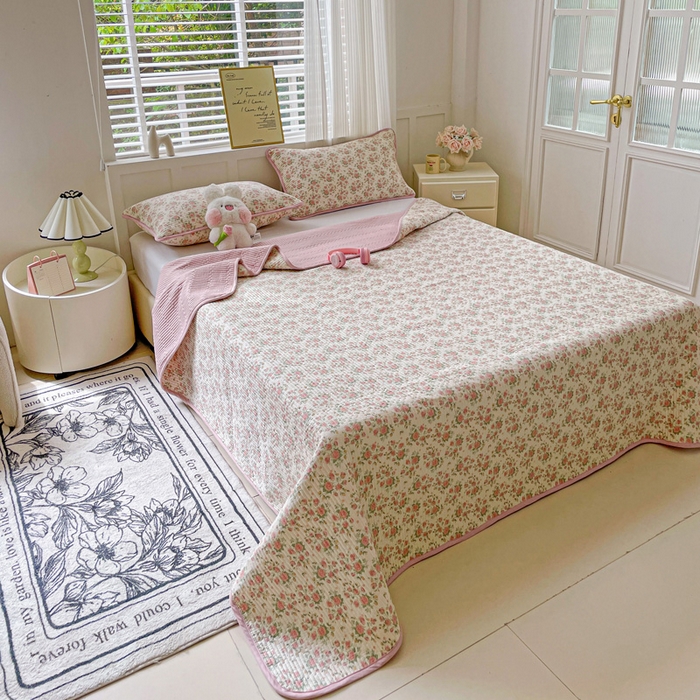 91家纺网 家纺一手货源 找家纺 金丝兔 2025新款小清新亲肤印花水洗棉单床盖 夹棉床盖 床盖三件套 巴黎恋人