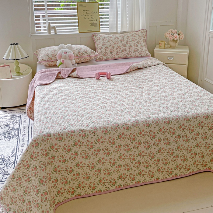 91家纺网 家纺一手货源 找家纺 金丝兔 2025新款小清新亲肤印花水洗棉单床盖 夹棉床盖 床盖三件套 巴黎恋人