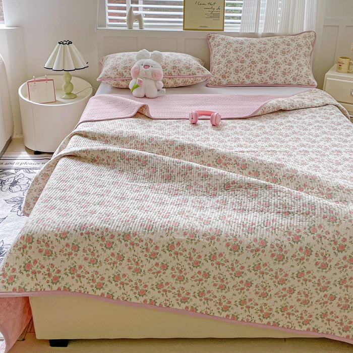 91家纺网 家纺一手货源 找家纺 金丝兔 2025新款小清新亲肤印花水洗棉单床盖 夹棉床盖 床盖三件套 巴黎恋人