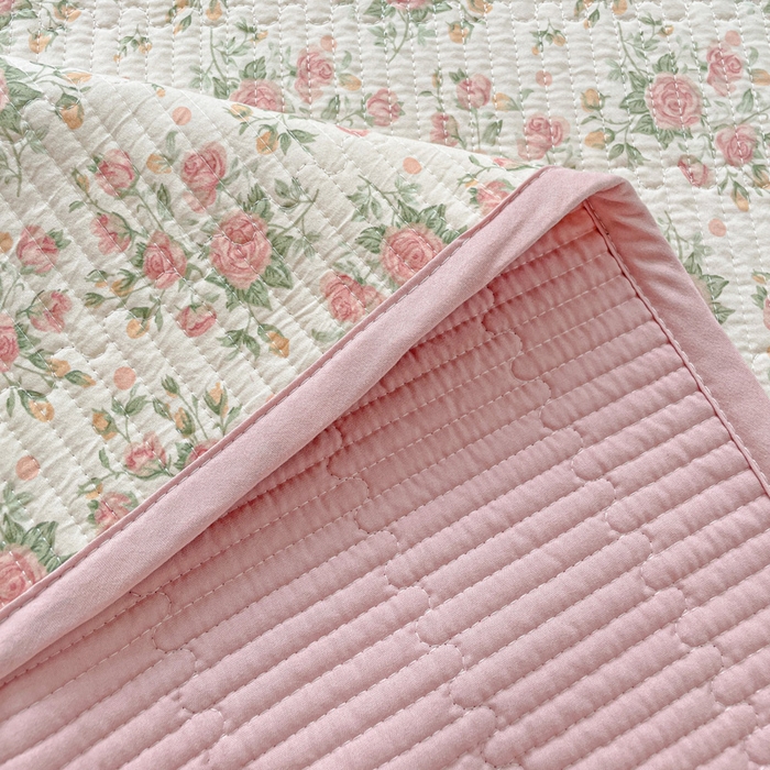 91家纺网 家纺一手货源 找家纺 金丝兔 2025新款小清新亲肤印花水洗棉单床盖 夹棉床盖 床盖三件套 巴黎恋人