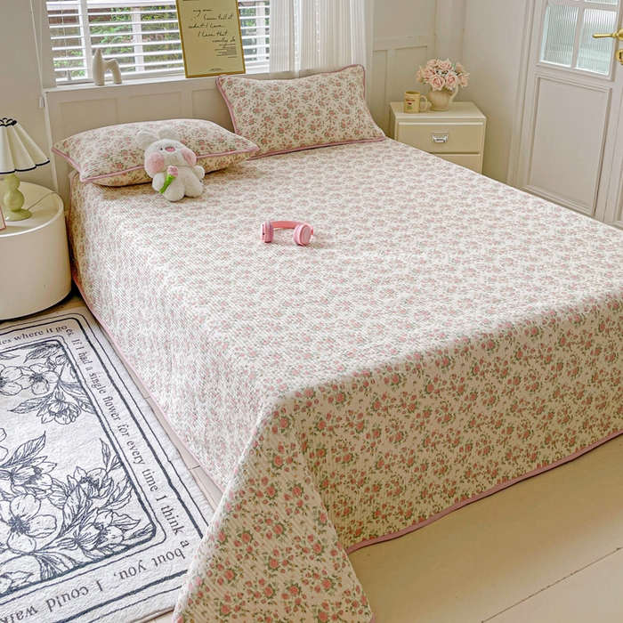 91家纺网 家纺一手货源 找家纺 金丝兔 2025新款小清新亲肤印花水洗棉单床盖 夹棉床盖 床盖三件套 巴黎恋人