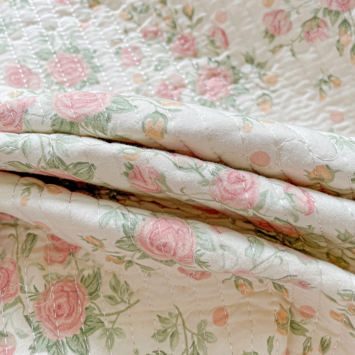 91家纺网 家纺一手货源 找家纺 金丝兔 2025新款小清新亲肤印花水洗棉单床盖 夹棉床盖 床盖三件套 巴黎恋人