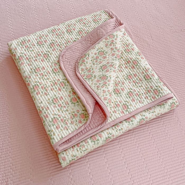 91家纺网 家纺一手货源 找家纺 金丝兔 2025新款小清新亲肤印花水洗棉单床盖 夹棉床盖 床盖三件套 巴黎恋人