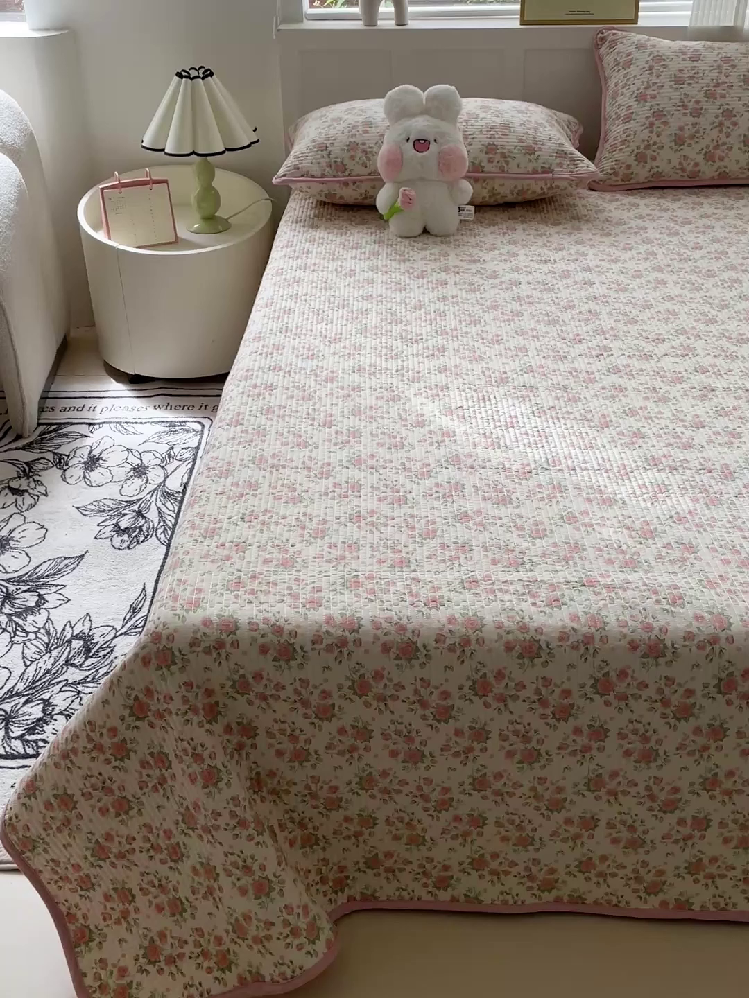 91家纺网 家纺一手货源 找家纺 金丝兔 2025新款小清新亲肤印花水洗棉单床盖 夹棉床盖 床盖三件套 巴黎恋人