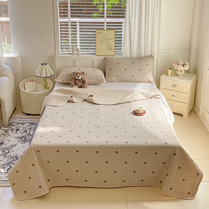 91家纺网 家纺一手货源 找家纺 金丝兔 2025新款小清新亲肤印花水洗棉单床盖 夹棉床盖 床盖三件套 呆呆熊