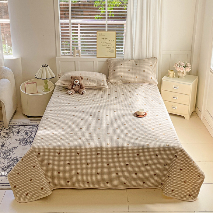 91家纺网 家纺一手货源 找家纺 金丝兔 2025新款小清新亲肤印花水洗棉单床盖 夹棉床盖 床盖三件套 呆呆熊