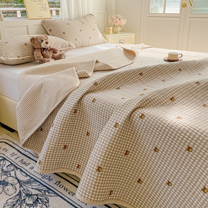 91家纺网 家纺一手货源 找家纺 金丝兔 2025新款小清新亲肤印花水洗棉单床盖 夹棉床盖 床盖三件套 呆呆熊