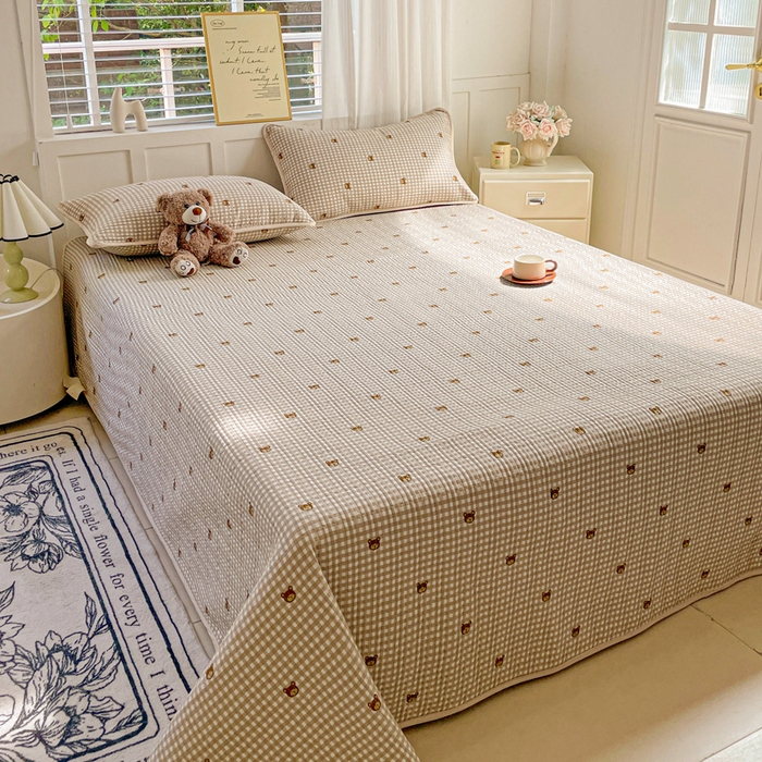 91家纺网 家纺一手货源 找家纺 金丝兔 2025新款小清新亲肤印花水洗棉单床盖 夹棉床盖 床盖三件套 呆呆熊