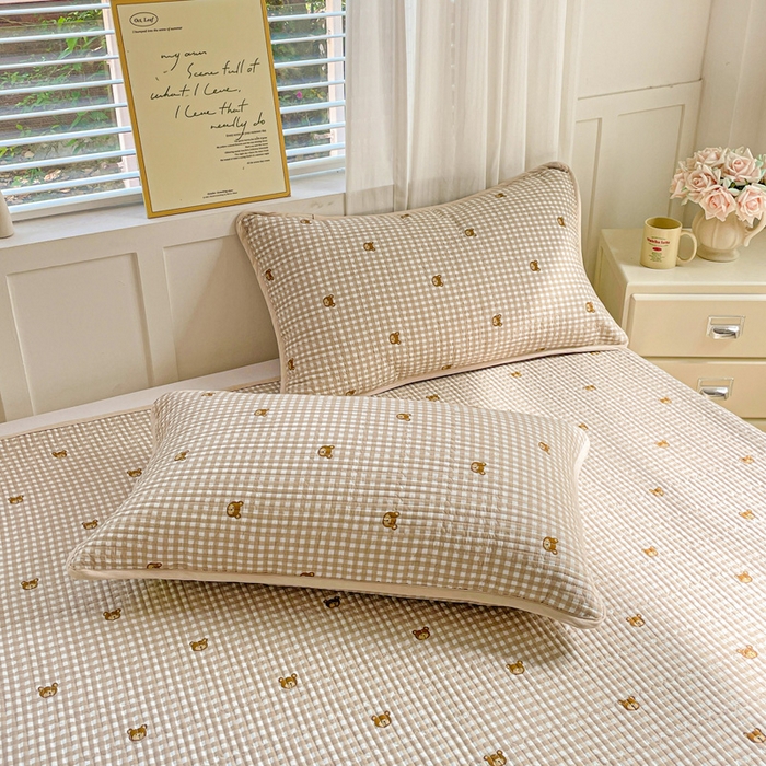 91家纺网 家纺一手货源 找家纺 金丝兔 2025新款小清新亲肤印花水洗棉单床盖 夹棉床盖 床盖三件套 呆呆熊