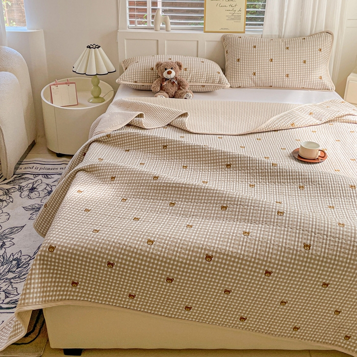 91家纺网 家纺一手货源 找家纺 金丝兔 2025新款小清新亲肤印花水洗棉单床盖 夹棉床盖 床盖三件套 呆呆熊