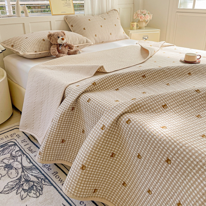 91家纺网 家纺一手货源 找家纺 金丝兔 2025新款小清新亲肤印花水洗棉单床盖 夹棉床盖 床盖三件套 呆呆熊