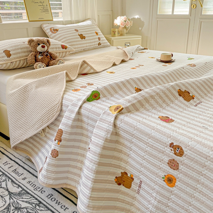 91家纺网 家纺一手货源 找家纺 金丝兔 2025新款小清新亲肤印花水洗棉单床盖 夹棉床盖 床盖三件套 卡皮巴拉