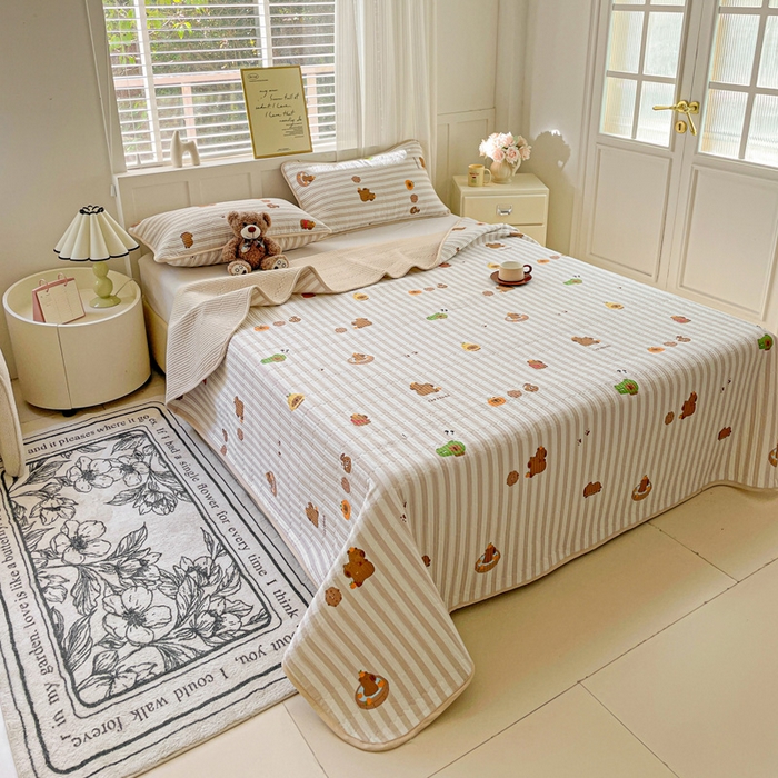 91家纺网 家纺一手货源 找家纺 金丝兔 2025新款小清新亲肤印花水洗棉单床盖 夹棉床盖 床盖三件套 卡皮巴拉