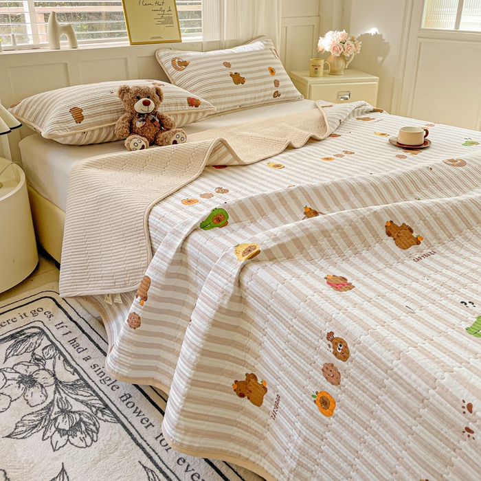 91家纺网 家纺一手货源 找家纺 金丝兔 2025新款小清新亲肤印花水洗棉单床盖 夹棉床盖 床盖三件套 卡皮巴拉