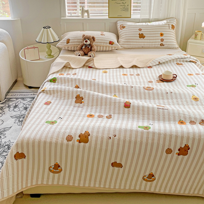 91家纺网 家纺一手货源 找家纺 金丝兔 2025新款小清新亲肤印花水洗棉单床盖 夹棉床盖 床盖三件套 卡皮巴拉