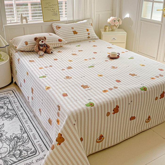 91家纺网 家纺一手货源 找家纺 金丝兔 2025新款小清新亲肤印花水洗棉单床盖 夹棉床盖 床盖三件套 卡皮巴拉