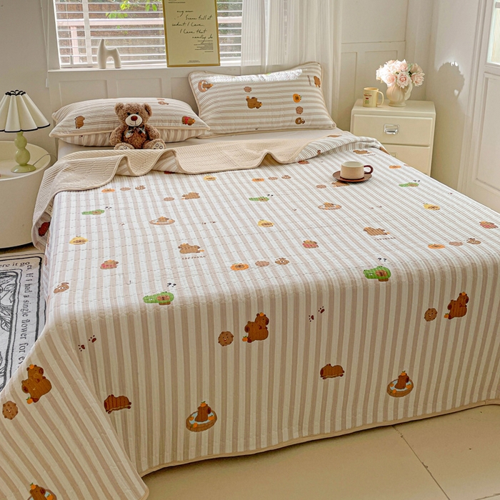 91家纺网 家纺一手货源 找家纺 金丝兔 2025新款小清新亲肤印花水洗棉单床盖 夹棉床盖 床盖三件套 卡皮巴拉