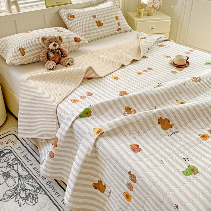 91家纺网 家纺一手货源 找家纺 金丝兔 2025新款小清新亲肤印花水洗棉单床盖 夹棉床盖 床盖三件套 卡皮巴拉