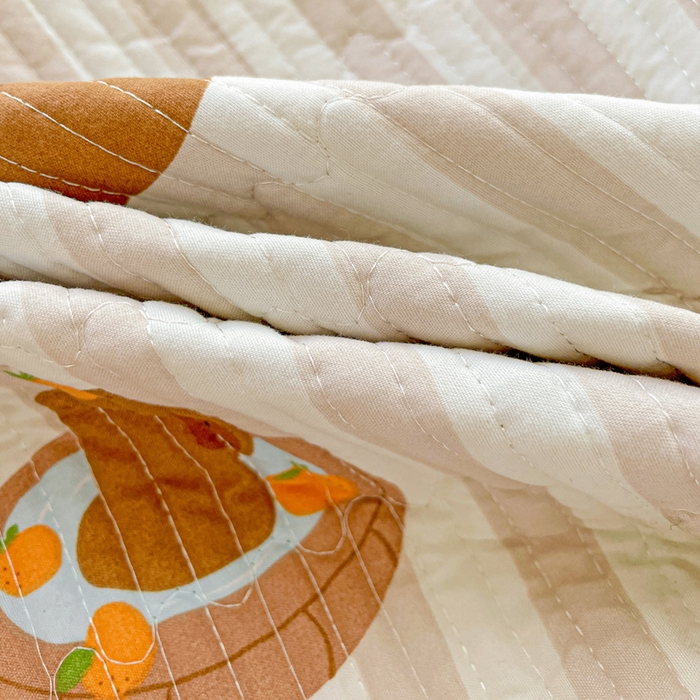 91家纺网 家纺一手货源 找家纺 金丝兔 2025新款小清新亲肤印花水洗棉单床盖 夹棉床盖 床盖三件套 卡皮巴拉