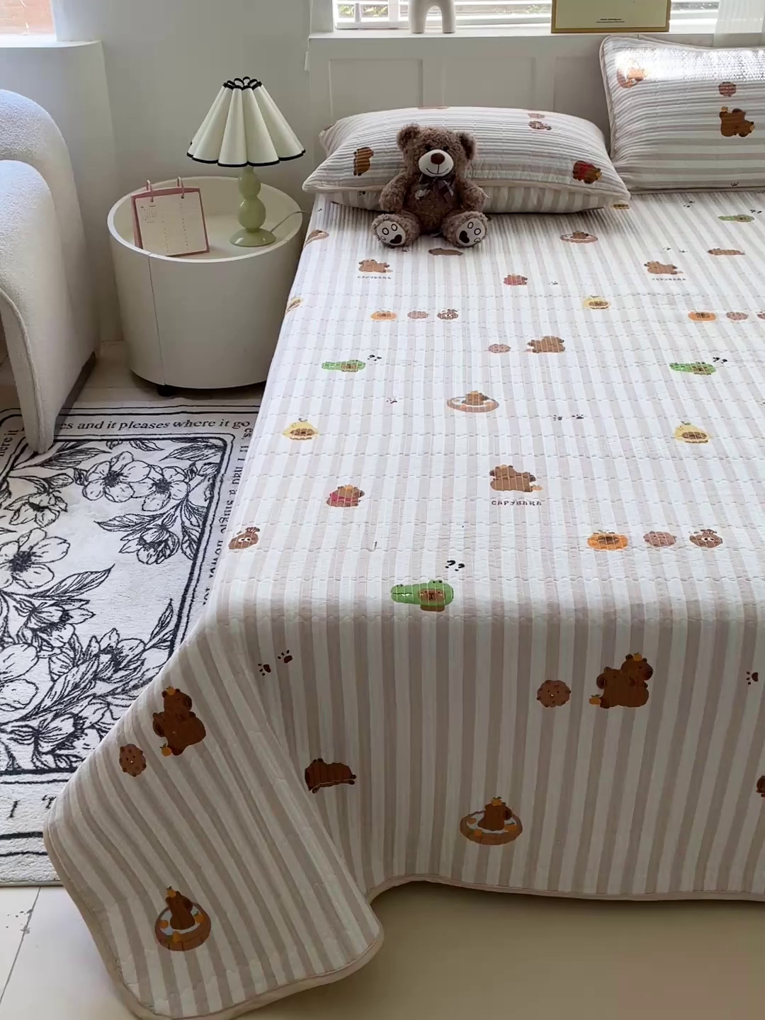 91家纺网 家纺一手货源 找家纺 金丝兔 2025新款小清新亲肤印花水洗棉单床盖 夹棉床盖 床盖三件套 卡皮巴拉