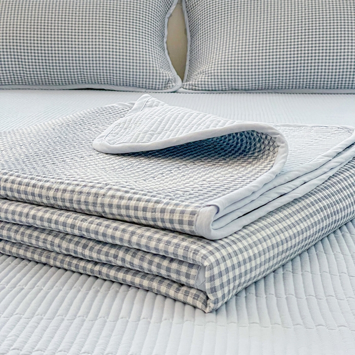 91家纺网 家纺一手货源 找家纺 金丝兔 2025新款小清新亲肤印花水洗棉单床盖 夹棉床盖 床盖三件套 小灰格