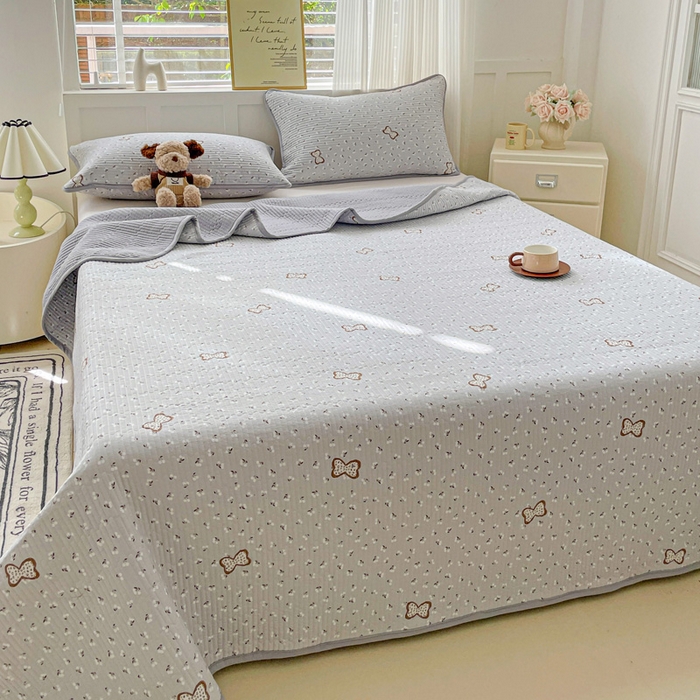 91家纺网 家纺一手货源 找家纺 金丝兔 2025新款小清新亲肤印花水洗棉单床盖 夹棉床盖 床盖三件套 小樱结-灰