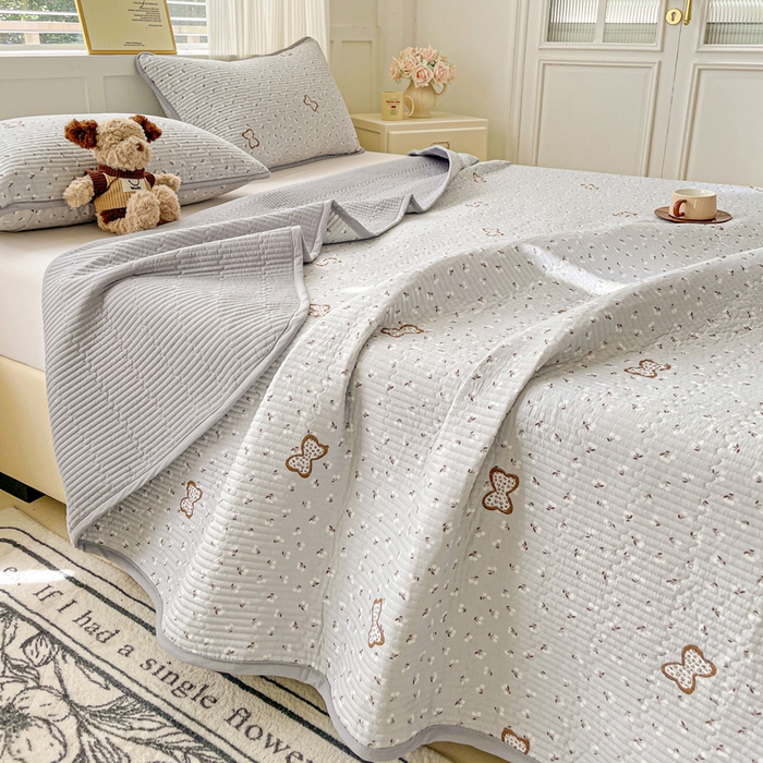 91家纺网 家纺一手货源 找家纺 金丝兔 2025新款小清新亲肤印花水洗棉单床盖 夹棉床盖 床盖三件套 小樱结-灰