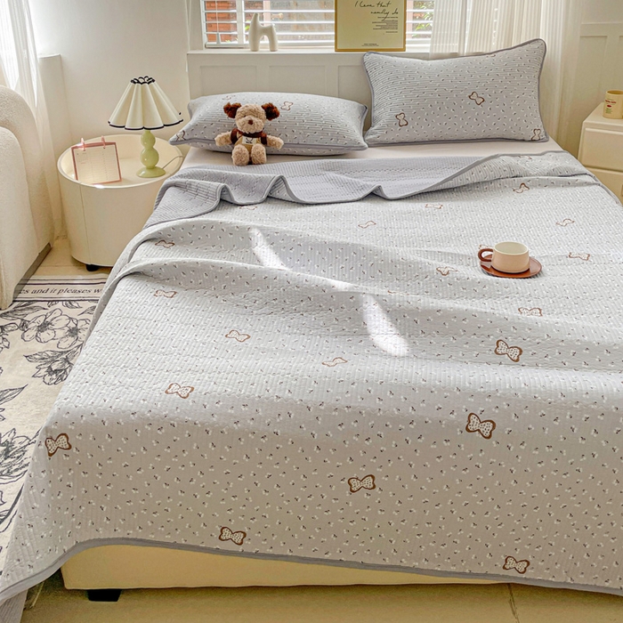 91家纺网 家纺一手货源 找家纺 金丝兔 2025新款小清新亲肤印花水洗棉单床盖 夹棉床盖 床盖三件套 小樱结-灰