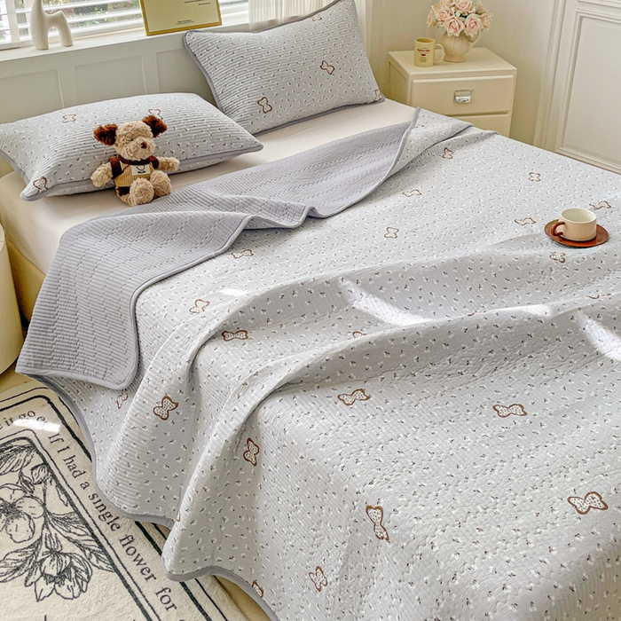 91家纺网 家纺一手货源 找家纺 金丝兔 2025新款小清新亲肤印花水洗棉单床盖 夹棉床盖 床盖三件套 小樱结-灰
