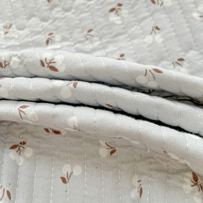 91家纺网 家纺一手货源 找家纺 金丝兔 2025新款小清新亲肤印花水洗棉单床盖 夹棉床盖 床盖三件套 小樱结-灰