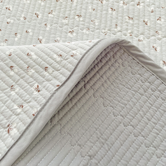 91家纺网 家纺一手货源 找家纺 金丝兔 2025新款小清新亲肤印花水洗棉单床盖 夹棉床盖 床盖三件套 小樱结-灰