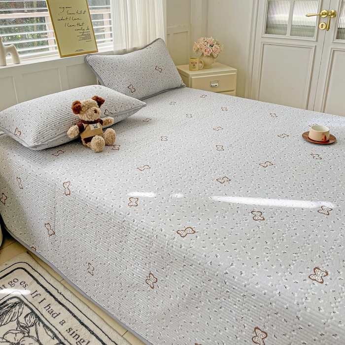 91家纺网 家纺一手货源 找家纺 金丝兔 2025新款小清新亲肤印花水洗棉单床盖 夹棉床盖 床盖三件套 小樱结-灰